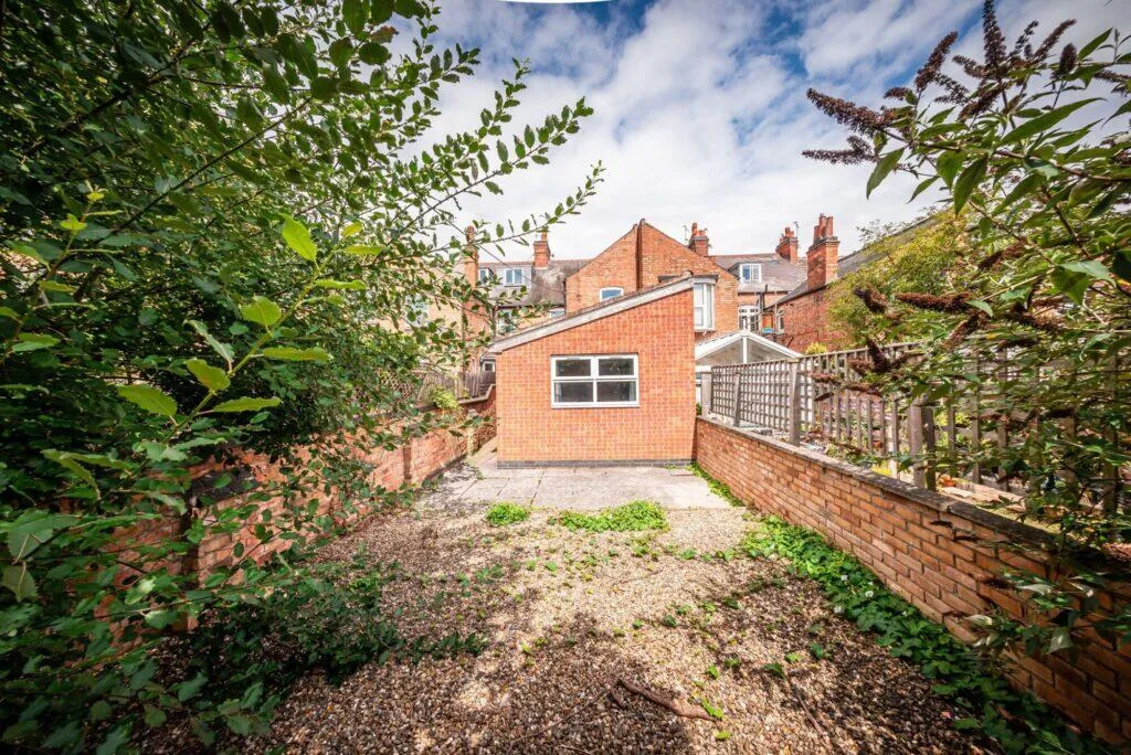 5 bedroom terraced house for rent