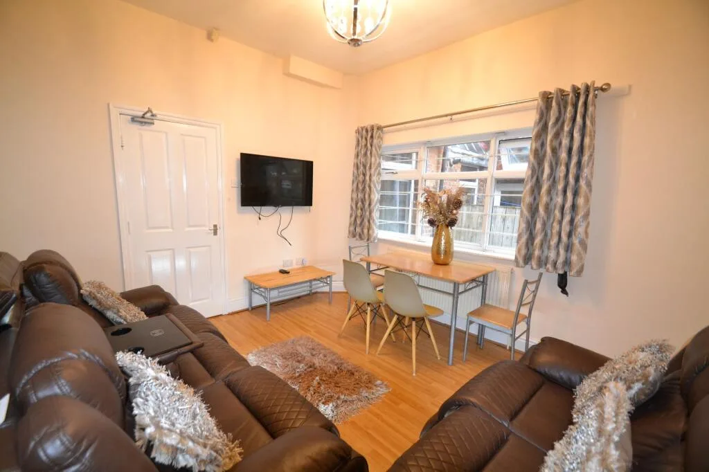 1 bedroom house share for rent