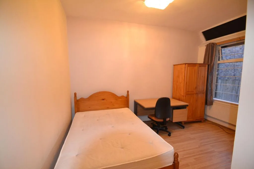 1 bedroom house share for rent