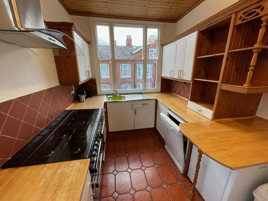 5 bedroom end of terrace house for rent