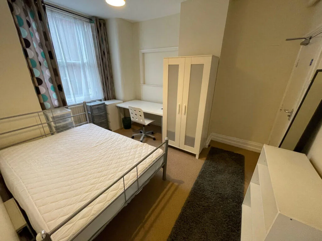 5 bedroom end of terrace house for rent