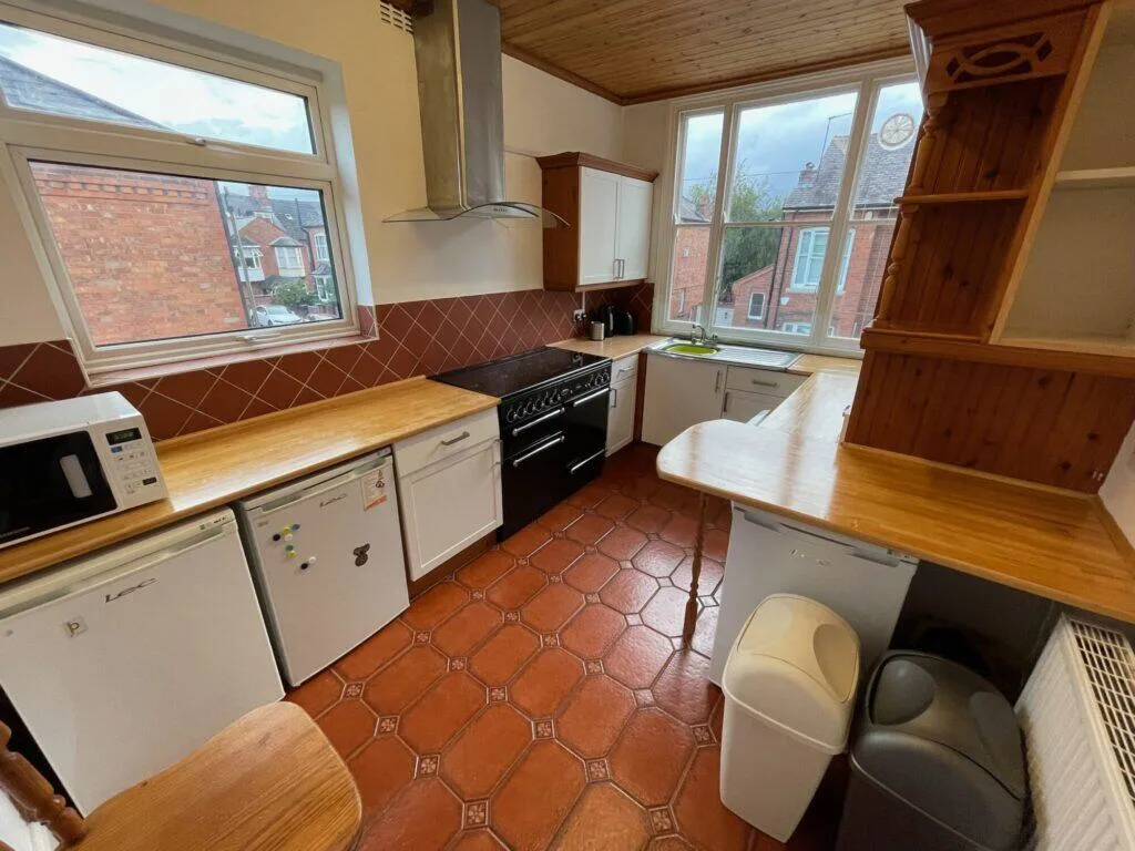 5 bedroom end of terrace house for rent