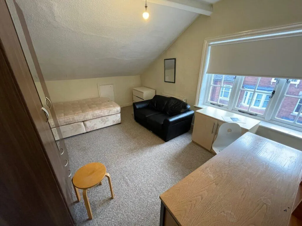 5 bedroom end of terrace house for rent