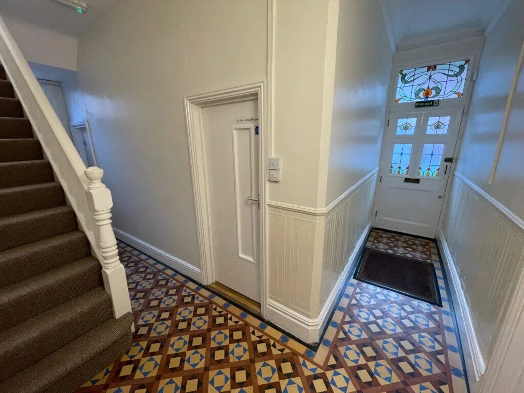 5 bedroom end of terrace house for rent