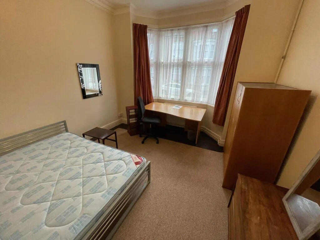 5 bedroom end of terrace house for rent