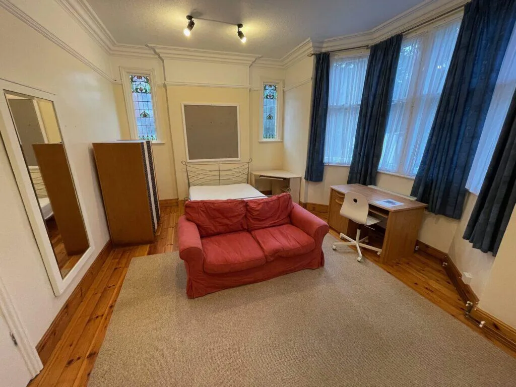 5 bedroom end of terrace house for rent