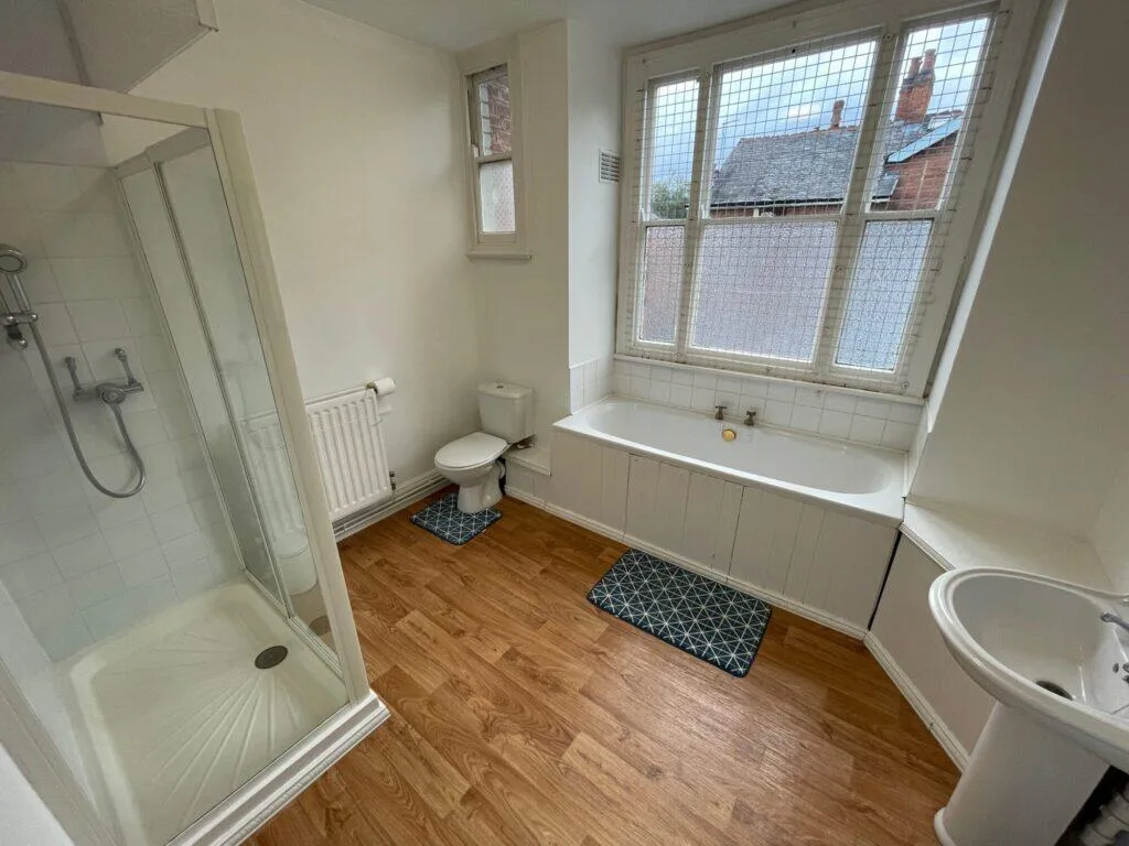 5 bedroom end of terrace house for rent