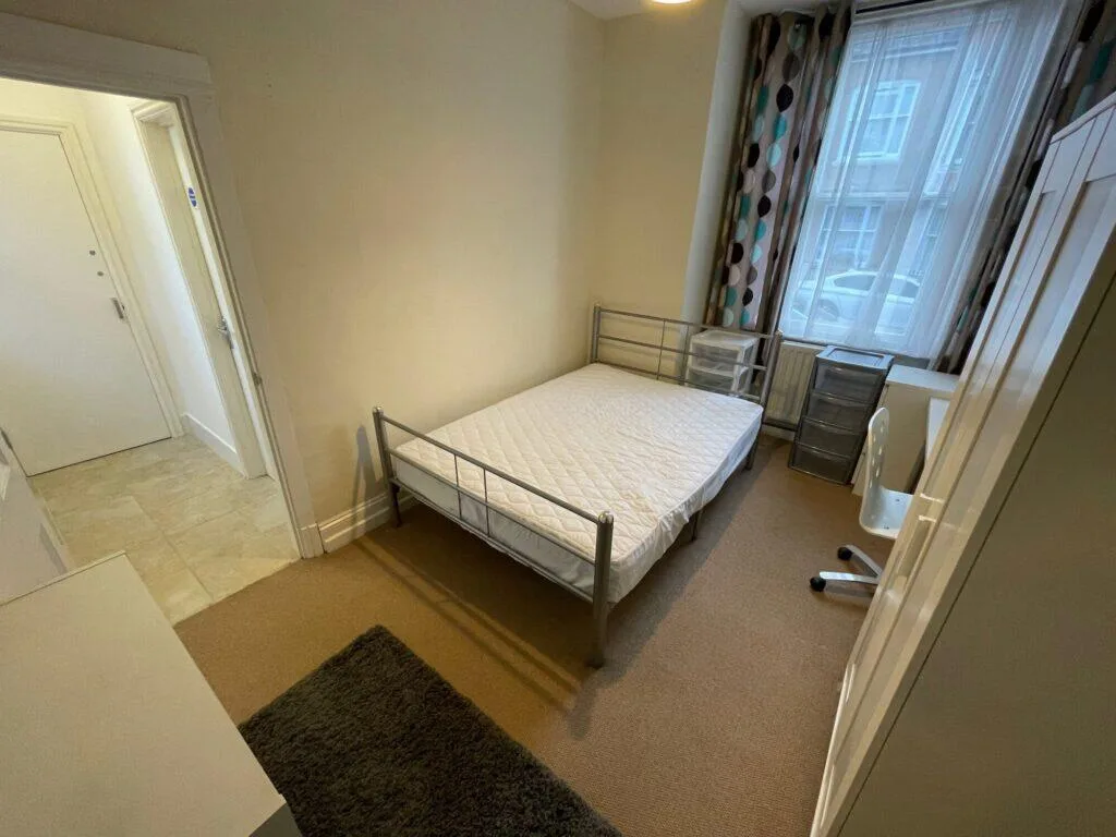5 bedroom end of terrace house for rent