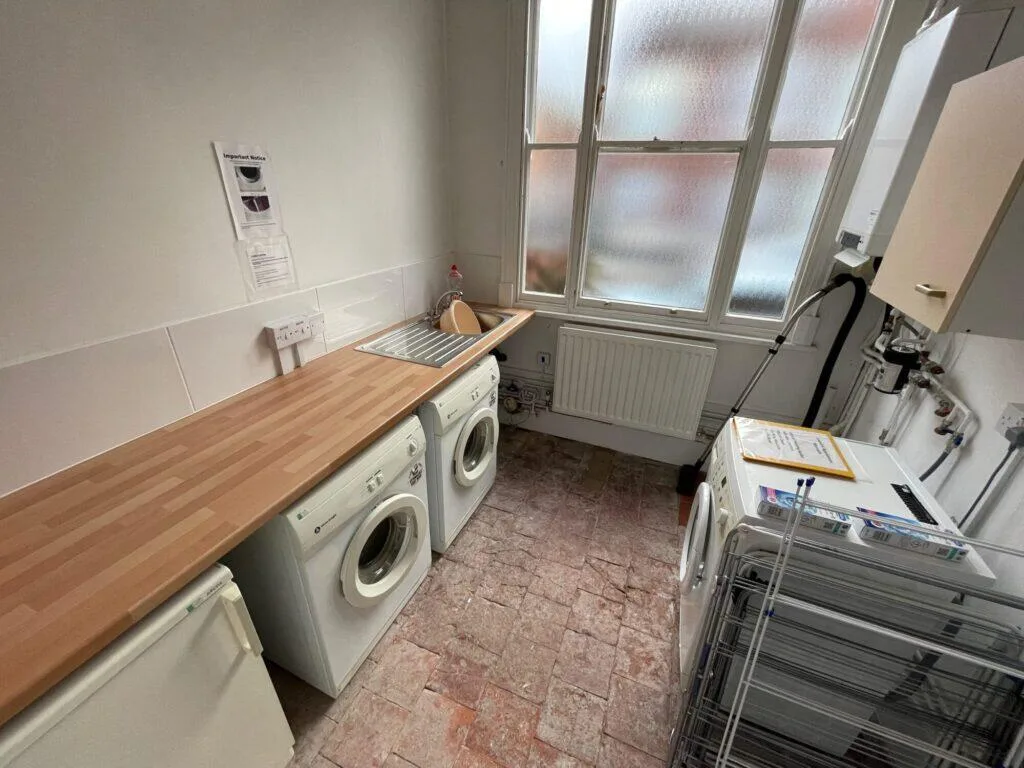 5 bedroom end of terrace house for rent