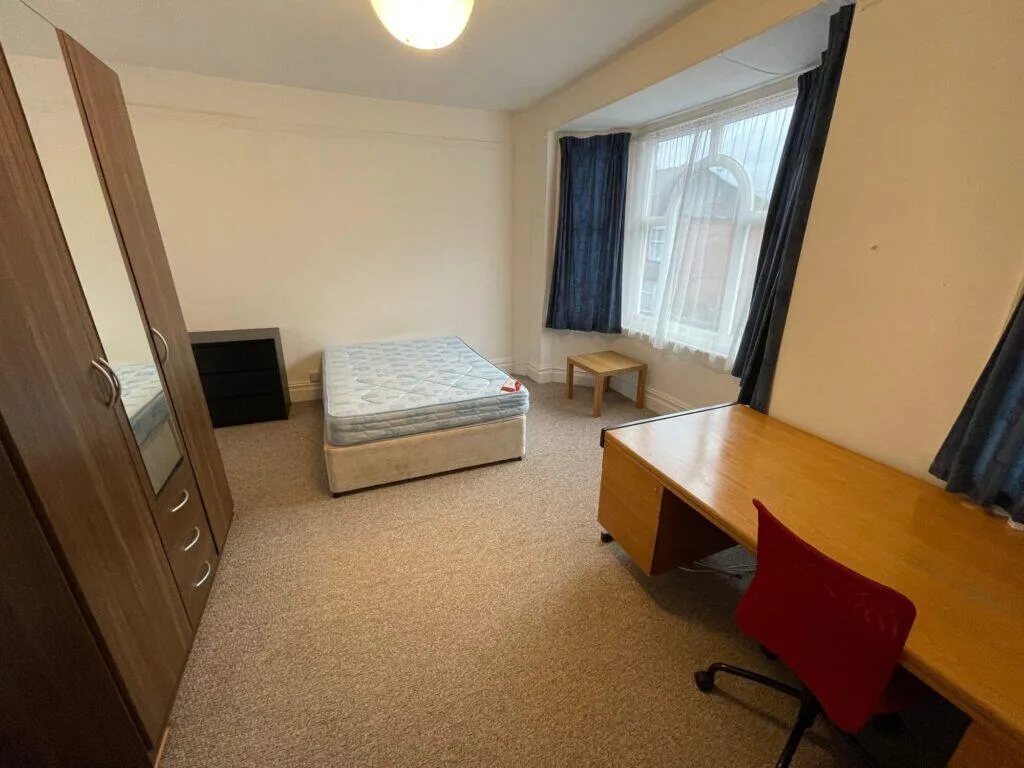 5 bedroom end of terrace house for rent