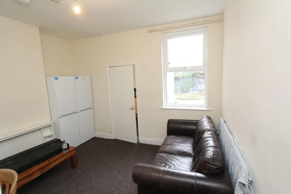 1 bedroom house share for rent