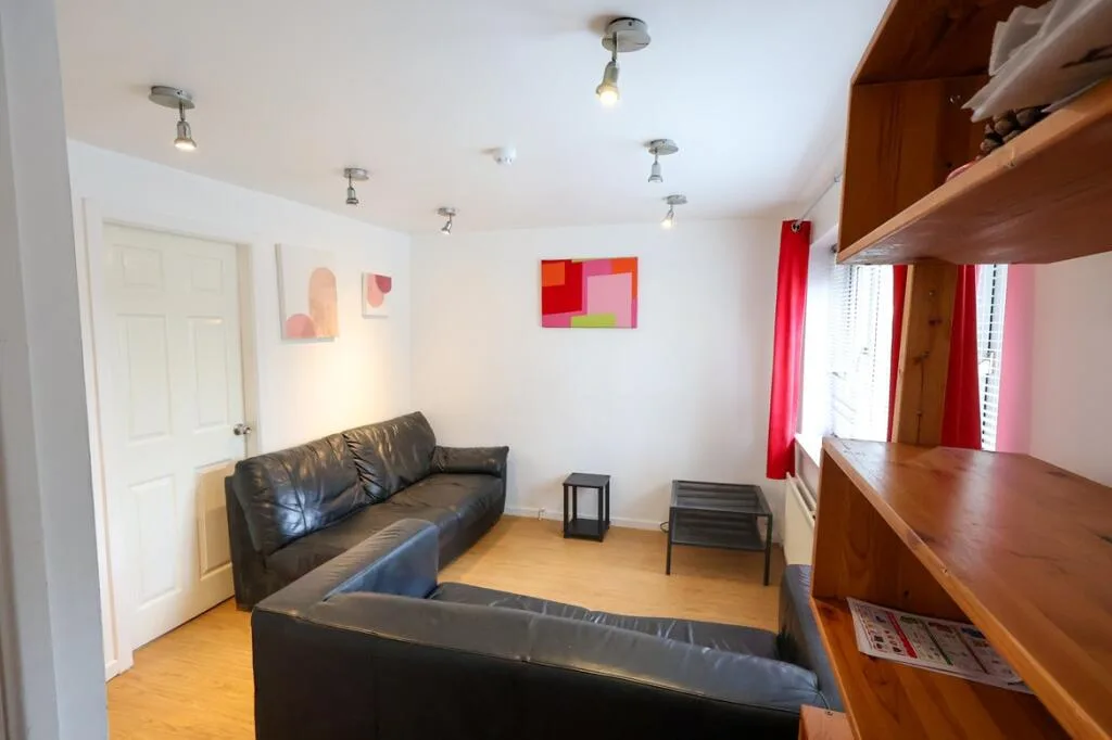 5 bedroom semi-detached house for rent