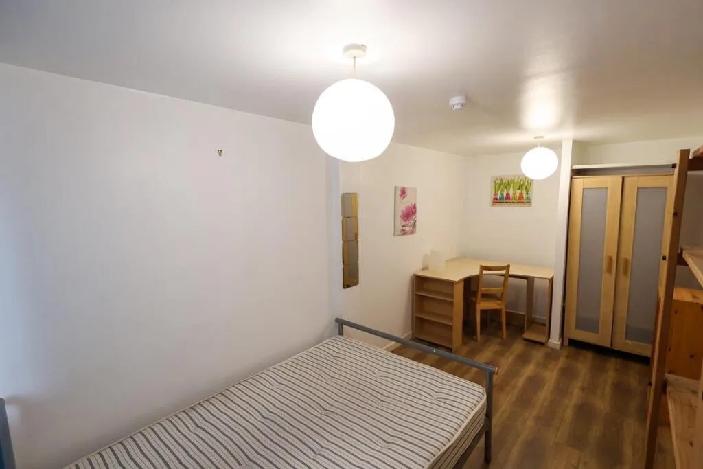 5 bedroom semi-detached house for rent