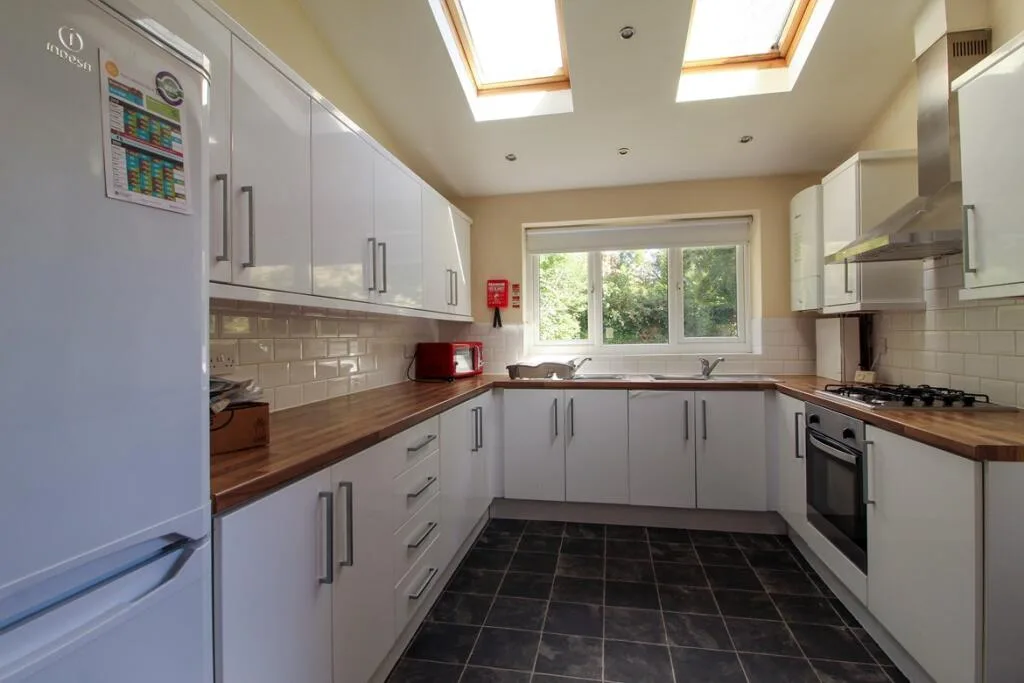 5 bedroom semi-detached house for rent