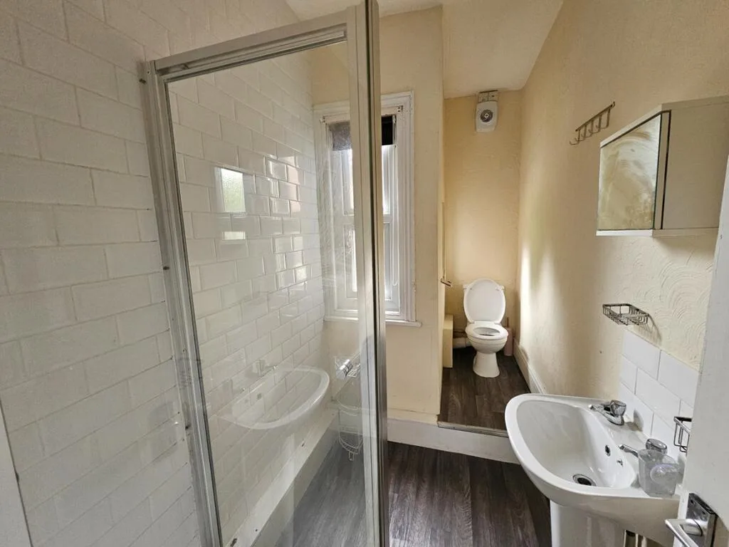 5 bedroom semi-detached house for rent