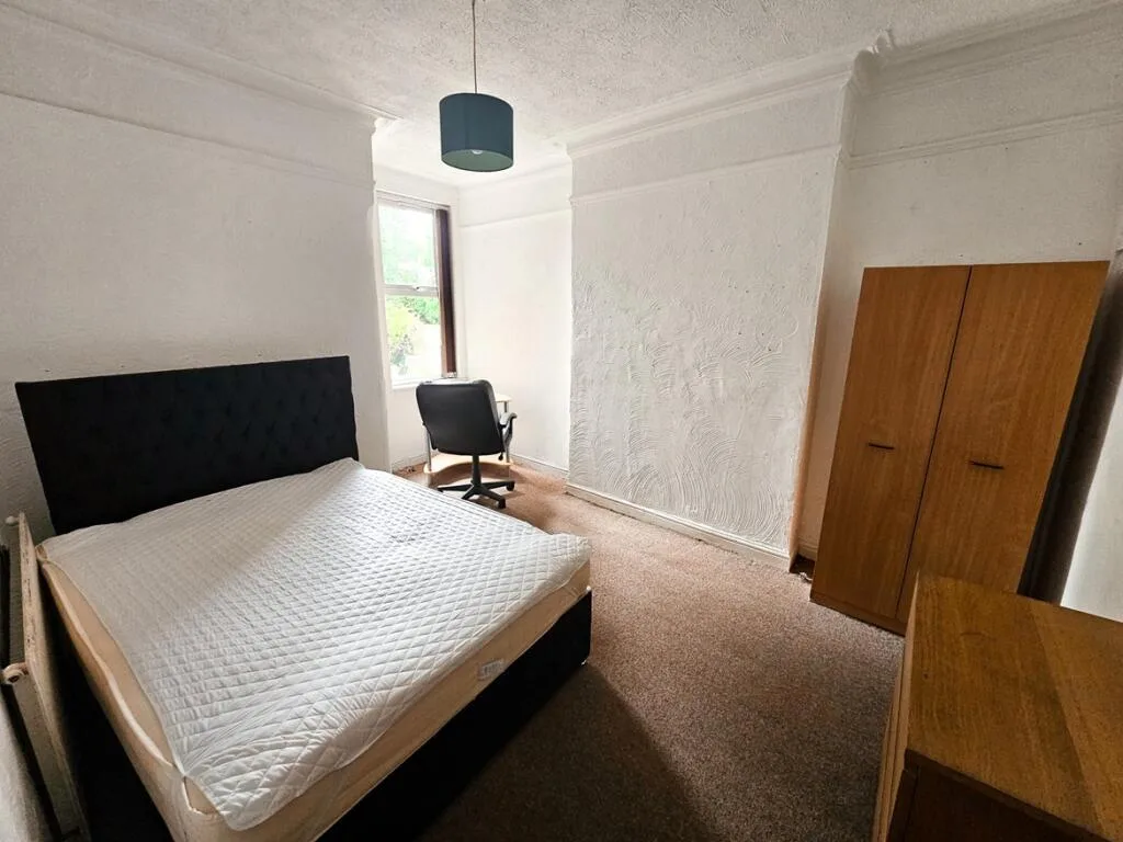 5 bedroom semi-detached house for rent