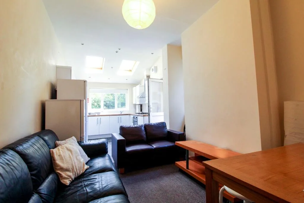 5 bedroom semi-detached house for rent