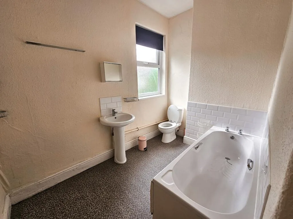 5 bedroom semi-detached house for rent