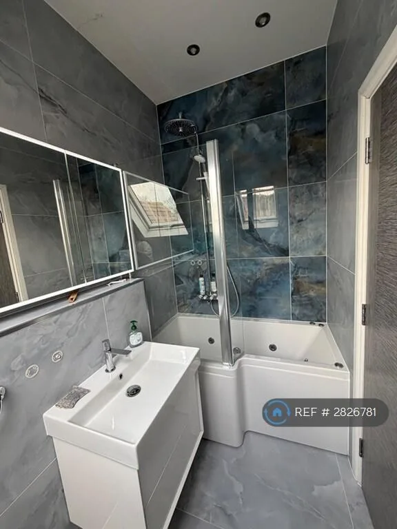 4 bedroom semi-detached house for rent