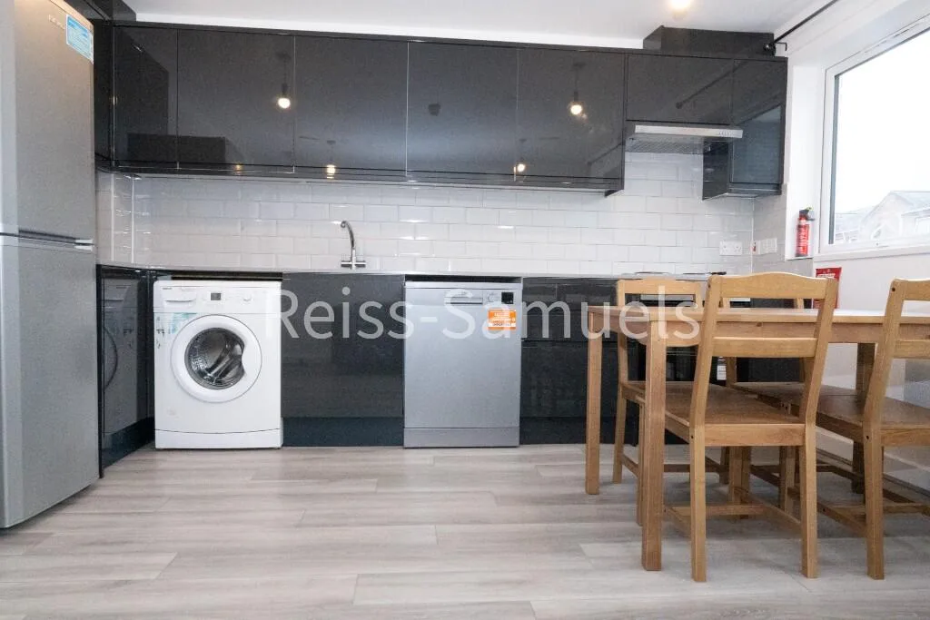 6 bedroom town house for rent