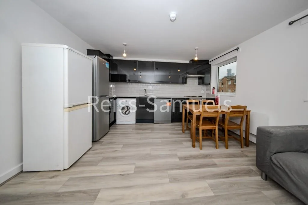 6 bedroom town house for rent