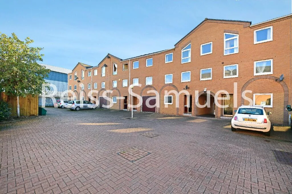 6 bedroom town house for rent