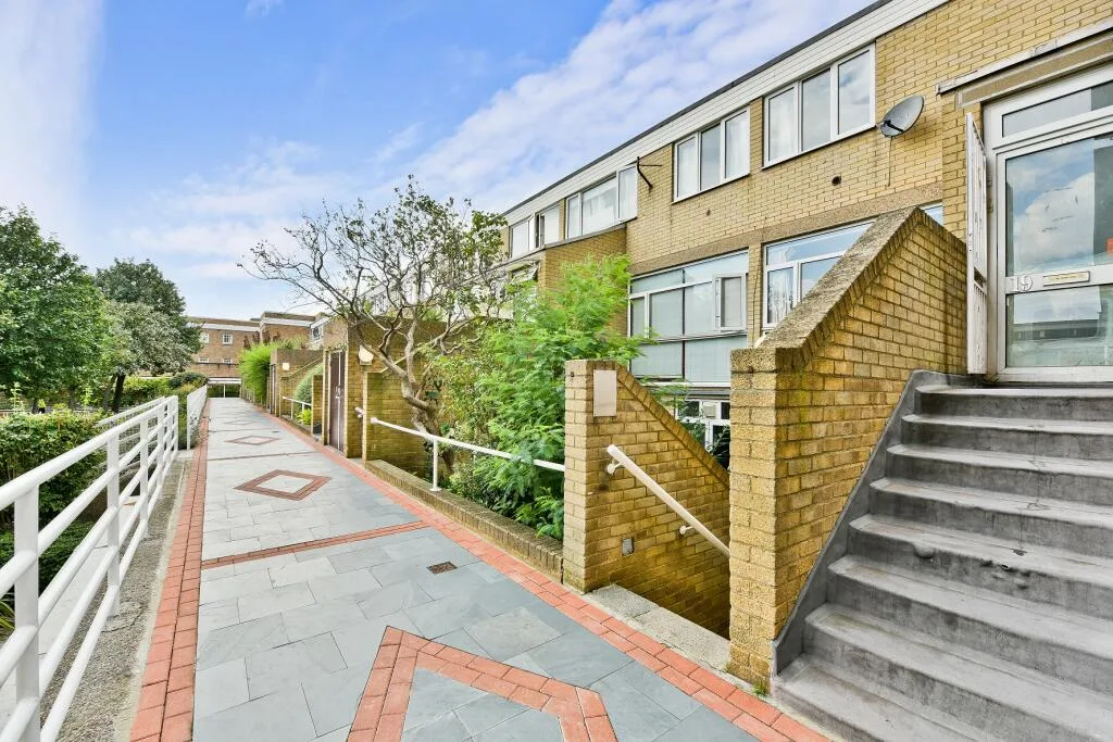 4 bedroom maisonette for rent