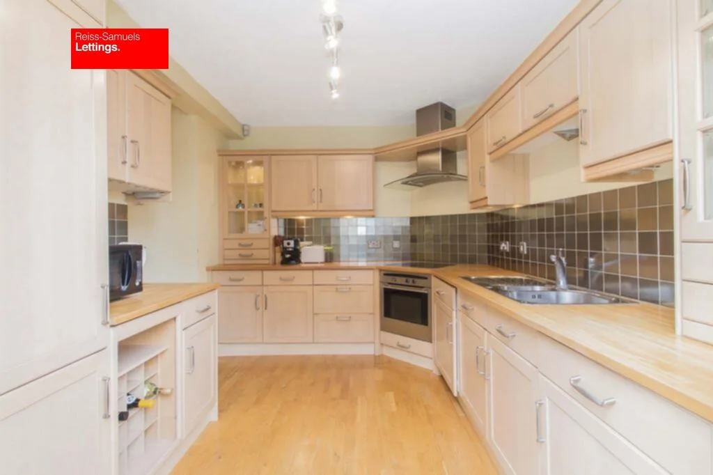 5 bedroom terraced house for rent