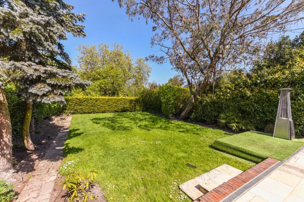 6 bedroom detached house for rent