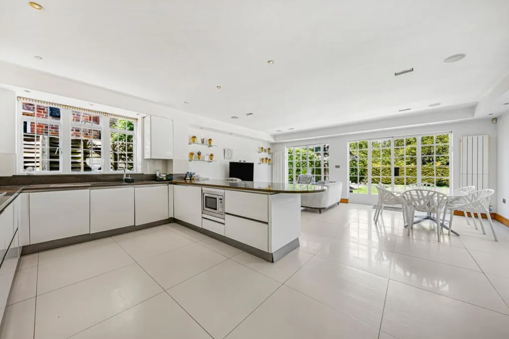 6 bedroom detached house for rent