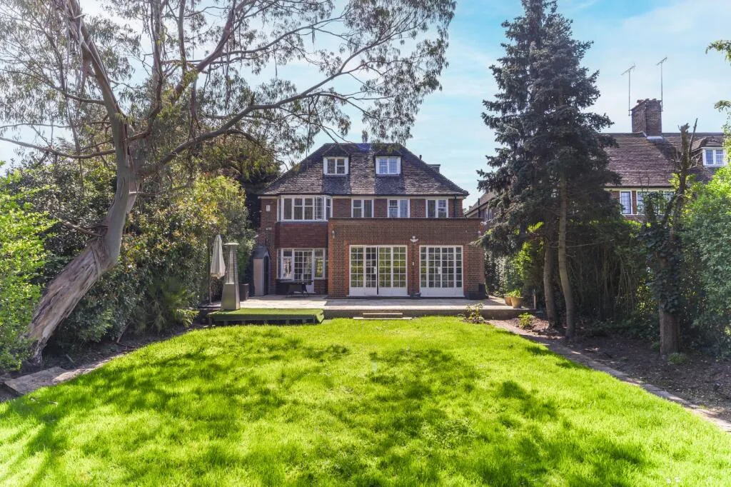 6 bedroom detached house for rent