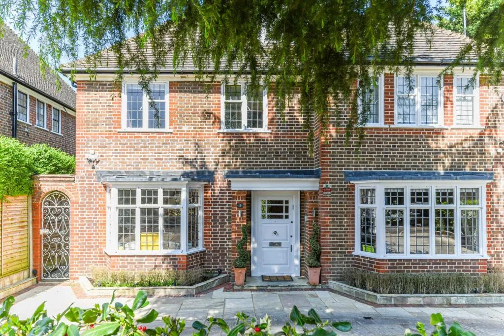 6 bedroom detached house for rent
