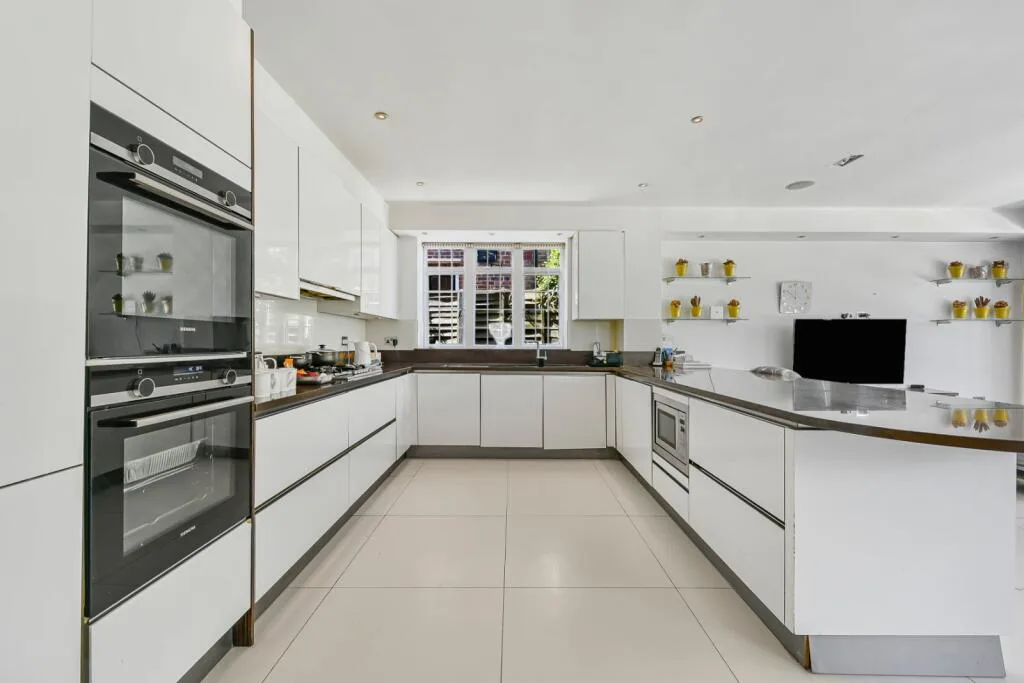 6 bedroom detached house for rent