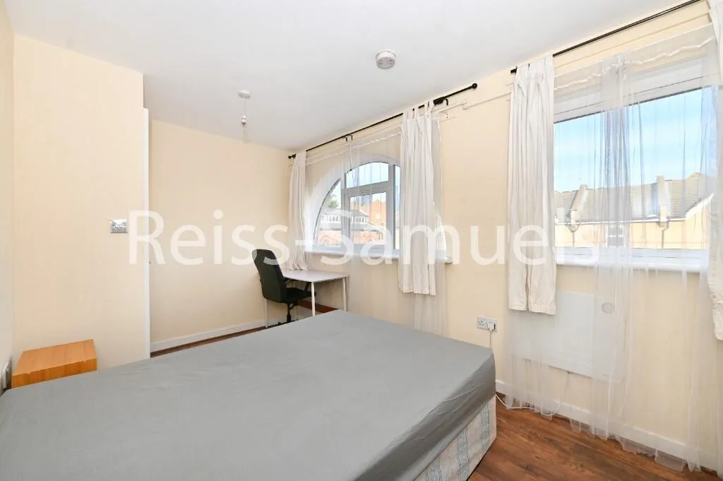 5 bedroom town house for rent