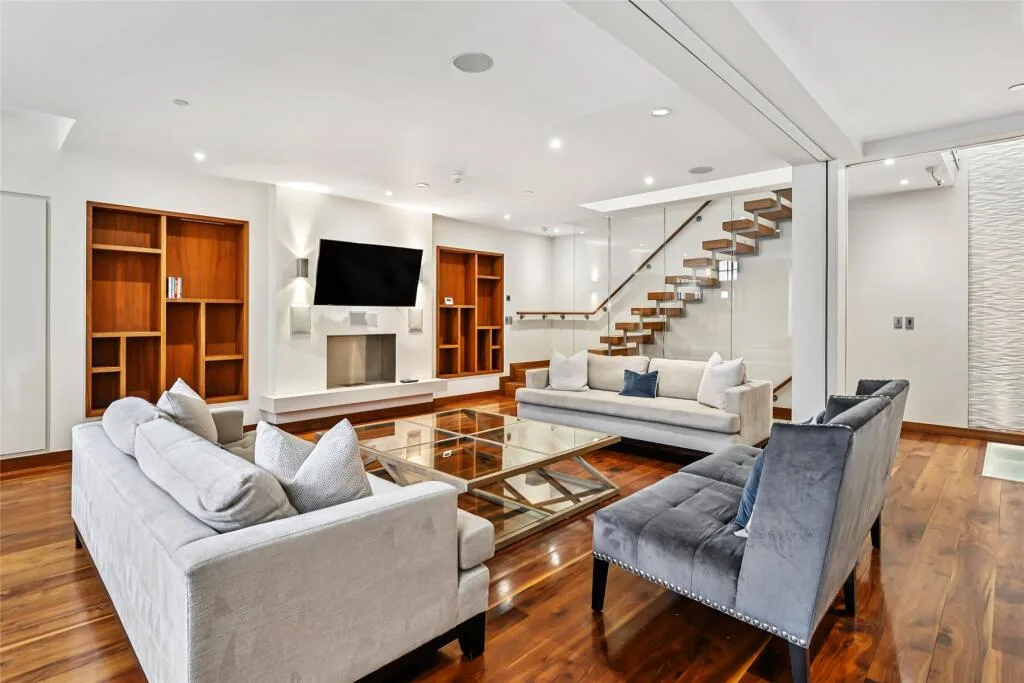 3 bedroom mews property for rent