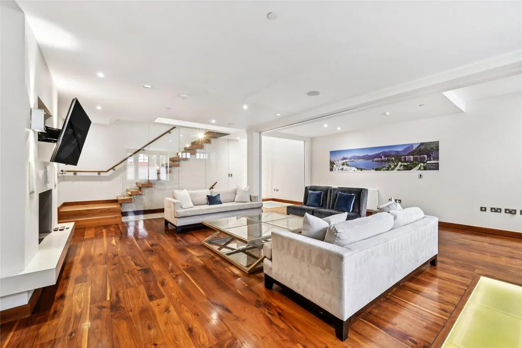 3 bedroom mews property for rent