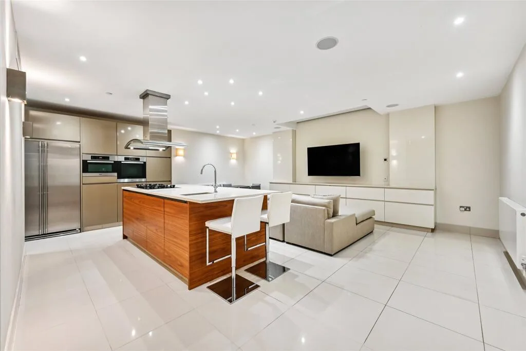 3 bedroom mews property for rent