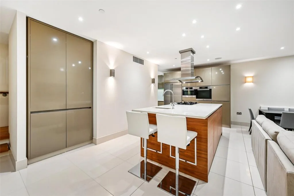 3 bedroom mews property for rent