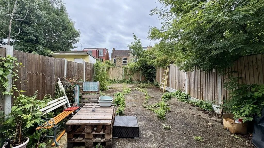 5 bedroom semi-detached house for rent