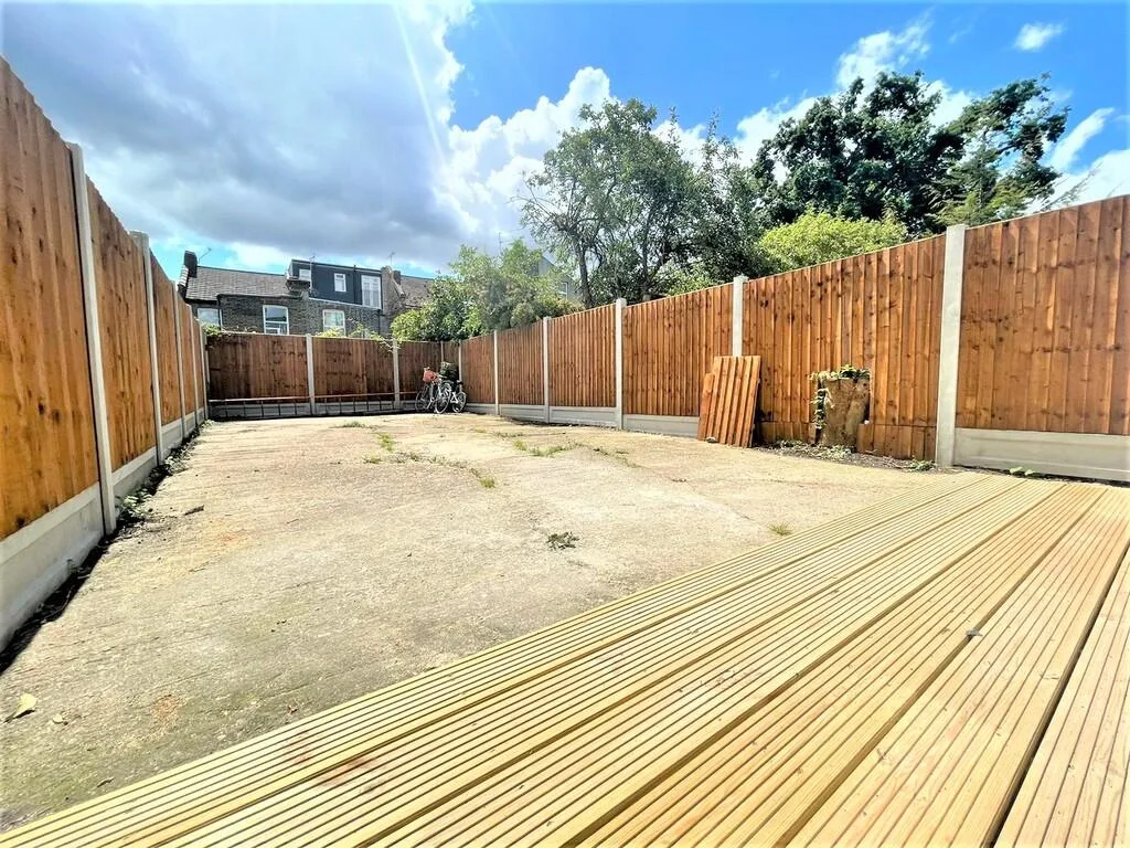 5 bedroom semi-detached house for rent