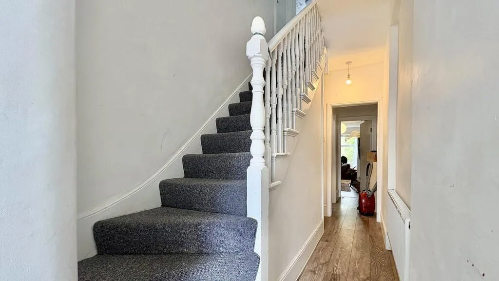 5 bedroom semi-detached house for rent