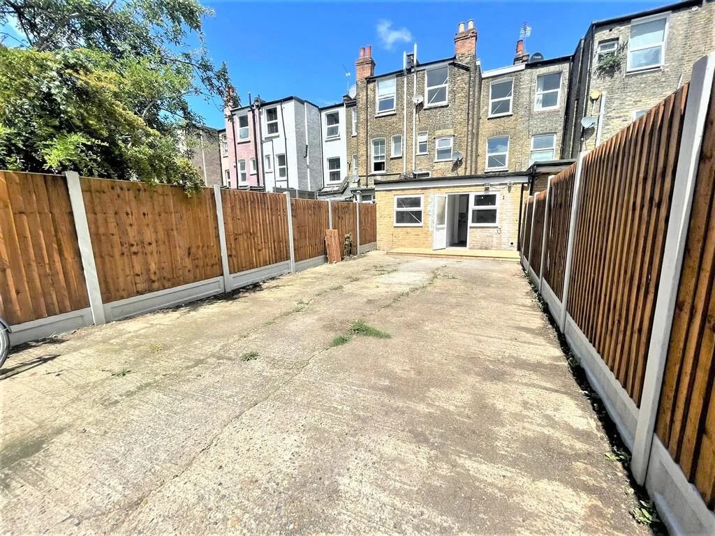 5 bedroom semi-detached house for rent
