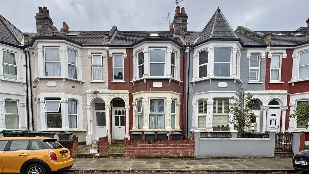 5 bedroom semi-detached house for rent