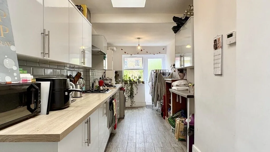 5 bedroom semi-detached house for rent