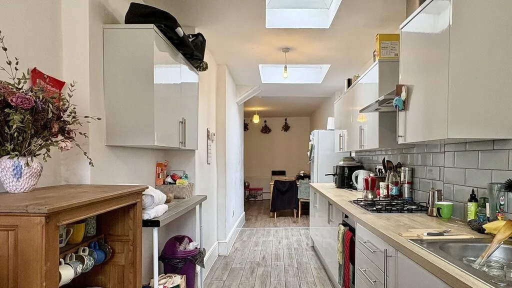 5 bedroom semi-detached house for rent