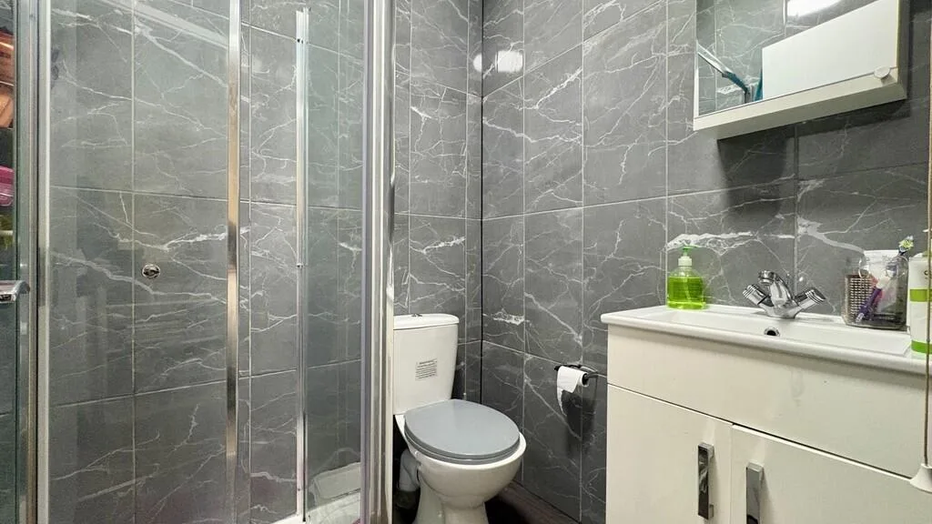5 bedroom semi-detached house for rent