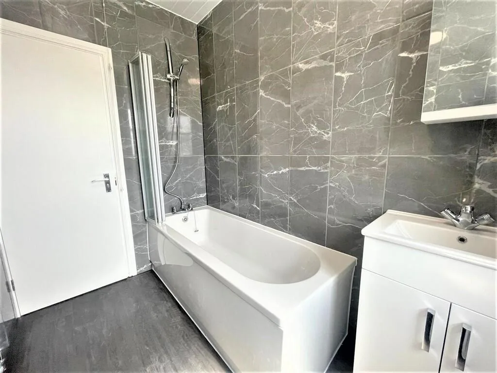 5 bedroom semi-detached house for rent