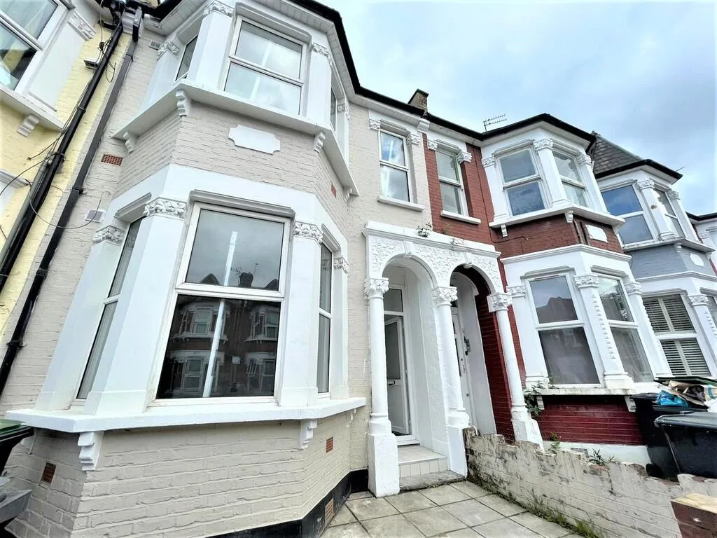 5 bedroom semi-detached house for rent