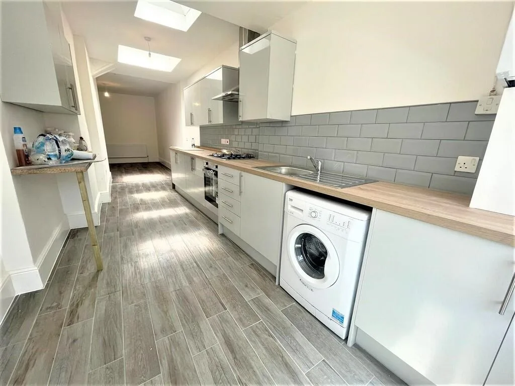5 bedroom semi-detached house for rent
