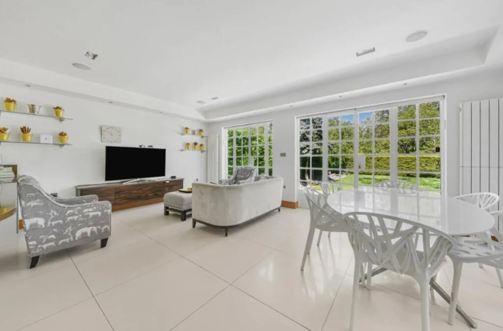 6 bedroom detached house for rent